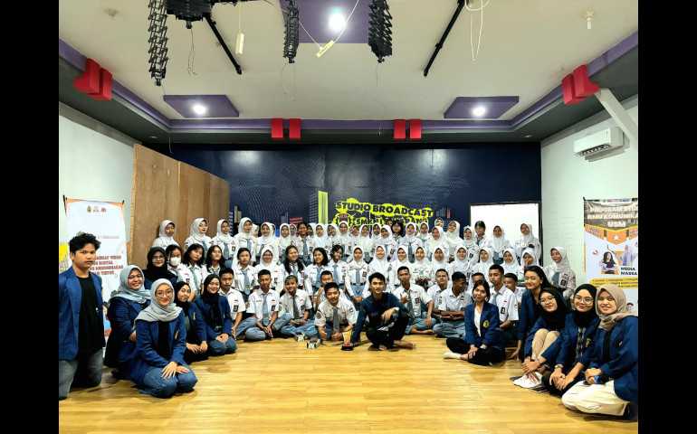 Mahasiswa USM Dukung Kreativitas Siswa SMK Melalui TikTok: Edukasi Konten Digital Marketing