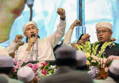 Ribuan Masyarakat Banjiri Alun-Alun Pati Hadiri Jateng Bersholawat