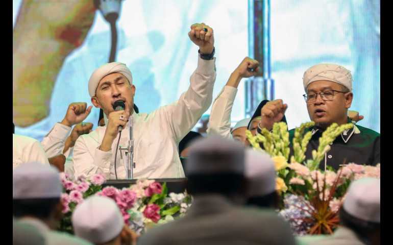 Ribuan Masyarakat Banjiri Alun-Alun Pati Hadiri Jateng Bersholawat