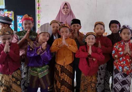 SDN 1 Tamangede Kendal Gelar Lomba Fashion Show Sambut Hardiknas 2024