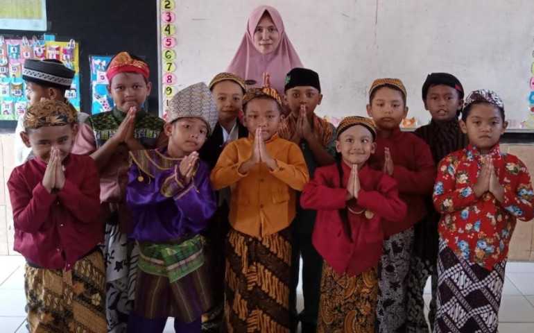 SDN 1 Tamangede Kendal Gelar Lomba Fashion Show Sambut Hardiknas 2024