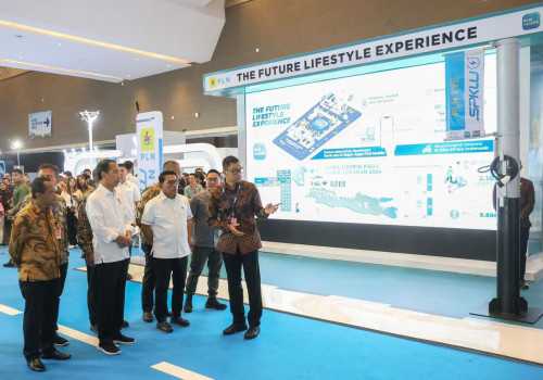 Dikunjungi Presiden Jokowi, Dirut PLN Paparkan Kesiapan Ekosistem Kendaraan Listrik di Booth PLN di PEVS 2024