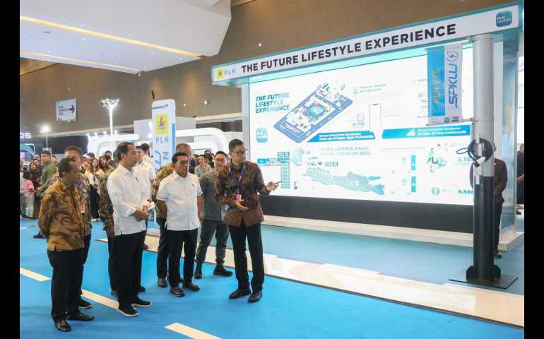 Dikunjungi Presiden Jokowi, Dirut PLN Paparkan Kesiapan Ekosistem Kendaraan Listrik di Booth PLN di PEVS 2024