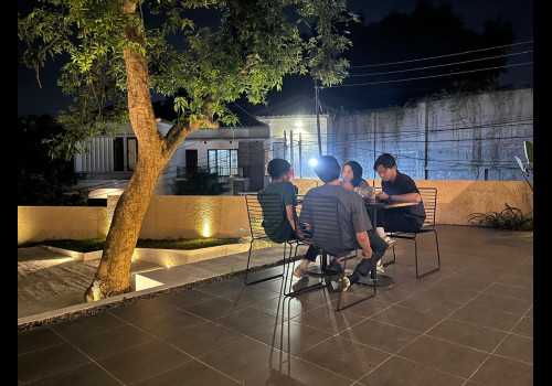 Cari Tempat Ideal untuk Bersantai di Malam Hari ? De Huis Cafe Semarang Jadi Solusi !