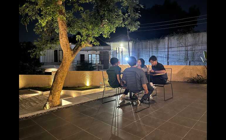 Cari Tempat Ideal untuk Bersantai di Malam Hari ? De Huis Cafe Semarang Jadi Solusi !
