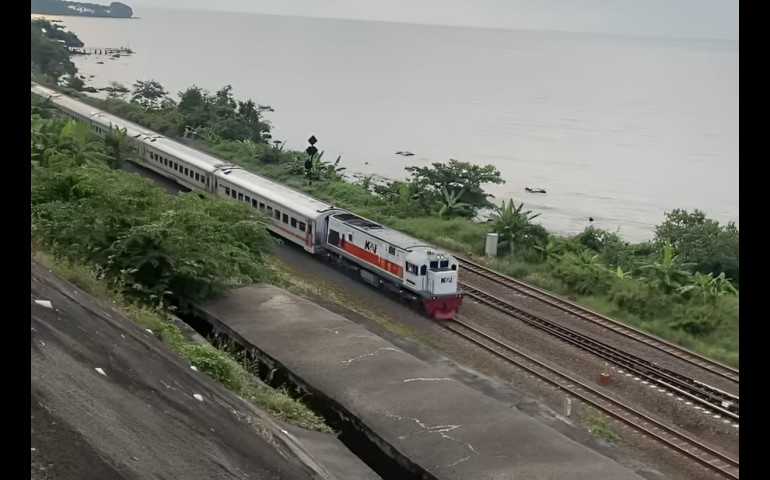 Santai di Rest Area Pantai Celong Batang ; Melihat Keindahan Laut dari Atas Langit