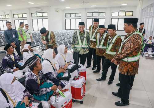 Nana Sudjana Lepas Keberangkatan 352 Jemaah Calon Haji Embarkasi Solo