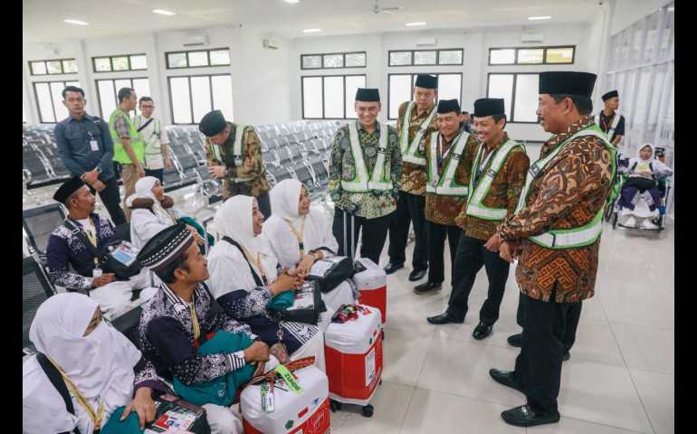 Nana Sudjana Lepas Keberangkatan 352 Jemaah Calon Haji Embarkasi Solo