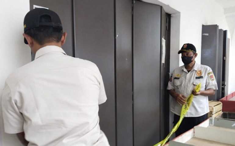 Satpol PP Kota Semarang Buka Segel Ratusan Lapak di Pasar Johar