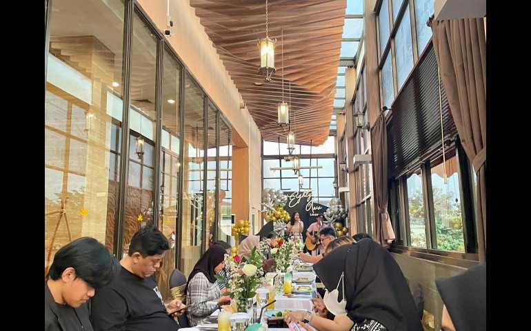 Trendi dan Instagramable, Hotel Grandhika Luncurkan Eighty Two Lounge