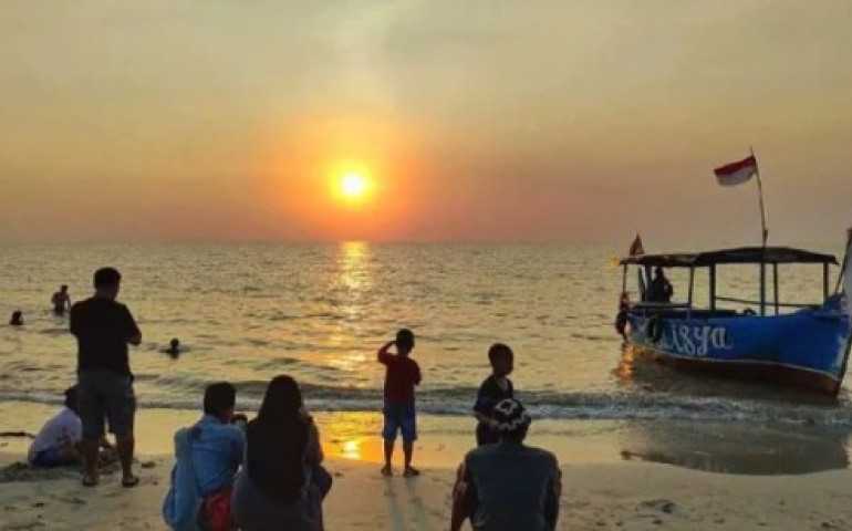 Keindahan Pantai Teluk Awur Jepara Membawa Senyum dan Kebahagiaan bagi Wisatawan