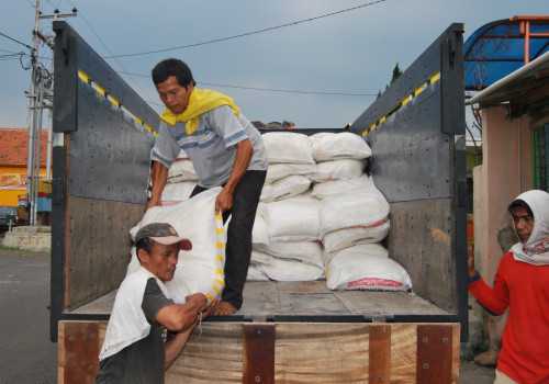 Peringati Hari Buruh Pupuk Indonesia Niaga Bantu Kuli Panggul