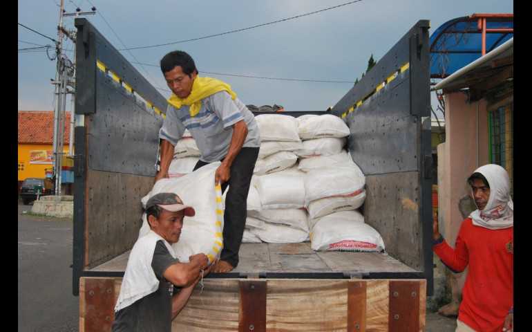 Peringati Hari Buruh Pupuk Indonesia Niaga Bantu Kuli Panggul