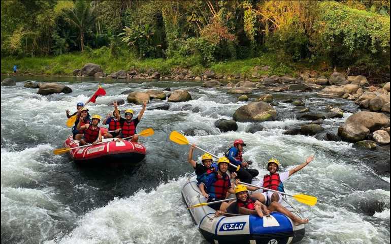Pacu Adrenalin, Jelajahi Keindahan Sungai Elo Megalang lewat Rafting