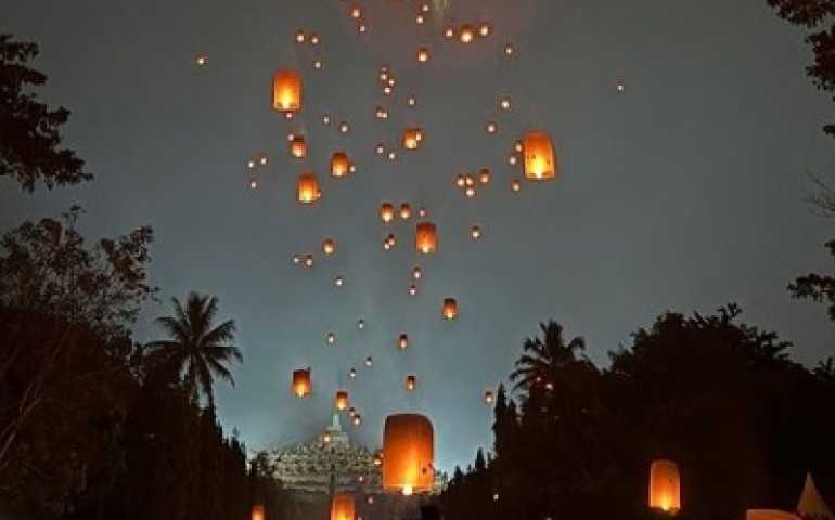 Malam Penuh Harapan, Ribuan Lampion Terangi Perayaan Hari Waisak di Candi Borobudur