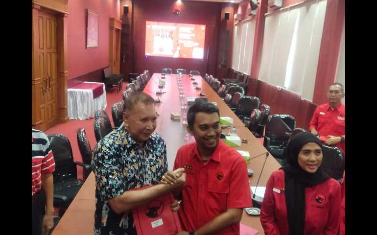 Mantan Ketua DPRD Jateng, Rukma Setyabudi Resmi Ambil Formulir Pendaftaran Cagub