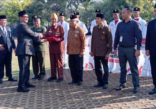 Peringati Hari Lahir Pancasila, Pemda Kendal Bagikan Bendera Merah Putih kepada Veteran dan Pemuda