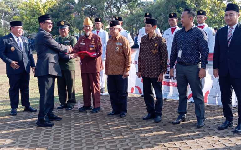 Peringati Hari Lahir Pancasila, Pemda Kendal Bagikan Bendera Merah Putih kepada Veteran dan Pemuda
