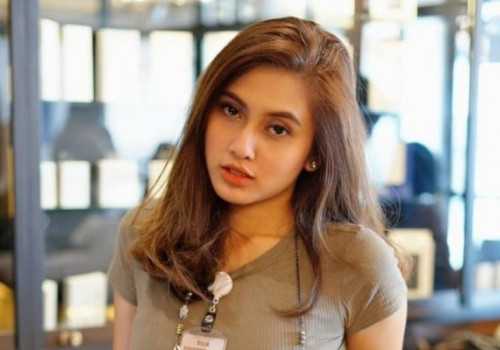 Lakukan Senam Wajah Ini, Dijamin Ampuh Hilangkan Double Chin Mengganggu!