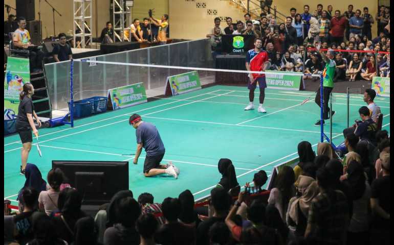 Pertandingan Eksebisi Juara Olimpiade dan All England Warnai Badminton Jateng Open 2024