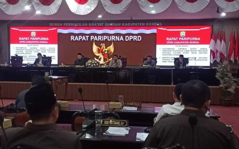 Rapat Paripurna Penyampaian Jawaban Bupati Kendal Terkait RPJPD