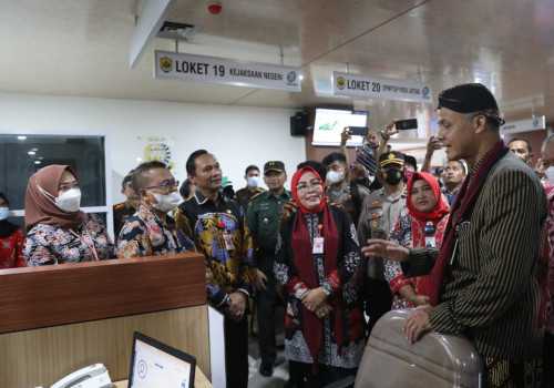 Ganjar Resmikan Mal Pelayanan Publik ke-17 di Jateng