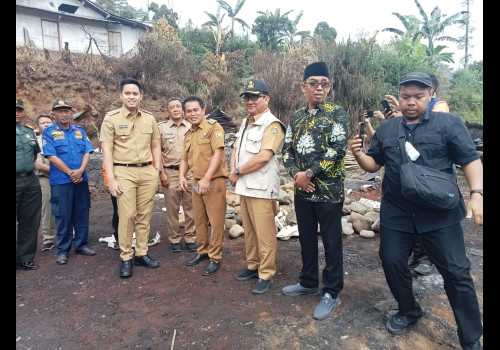 Kunjungi Korban Kebakaran, Bupati Kendal Himbau Warga Desa Gentinggunung Lebih Berhati-Hati Saat Menyalakan Api
