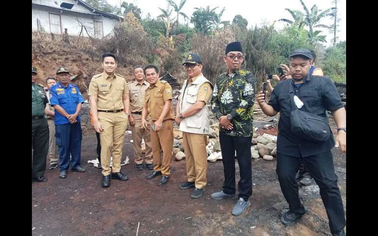 Kunjungi Korban Kebakaran, Bupati Kendal Himbau Warga Desa Gentinggunung Lebih Berhati-Hati Saat Menyalakan Api