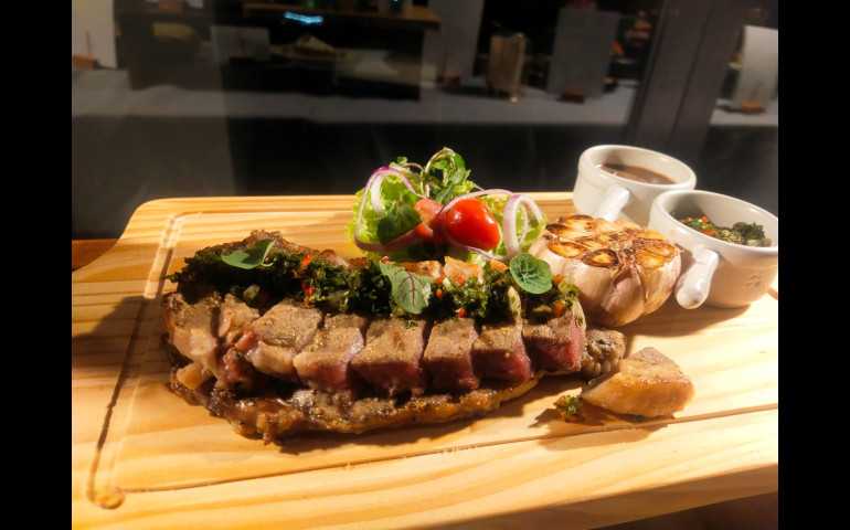 Nikmati Malam di Semarang dengan Sentuhan Kuliner Argentina di REZtricted Lounge