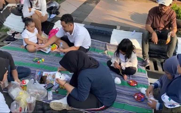 Mahasiswa Ilkom USM Gelar Campaign Budaya Topeng Sekartaji di Car Free Day Simpang Lima