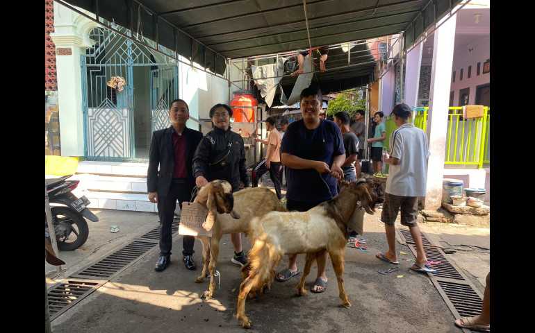 Gets Hotel Semarang Partisipasi Idul Adha dengan Penyerahan Kambing Qurban kepada Masyarakat
