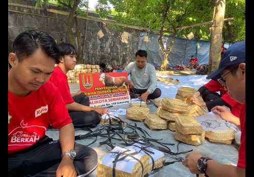 Gunakan Besek Bambu, Pembagian Daging Kurban di Semarang Mulai Tinggalkan Penggunaan Kantong Plastik