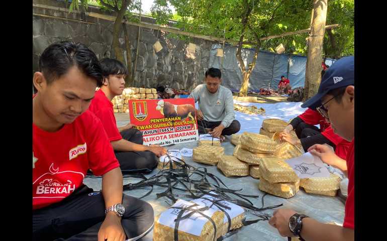 Gunakan Besek Bambu, Pembagian Daging Kurban di Semarang Mulai Tinggalkan Penggunaan Kantong Plastik