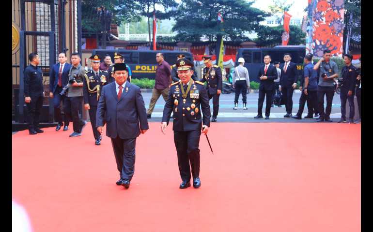 Prabowo Dianugrahi Bintang Bhayangkara Utama