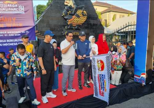 Kajati Jateng Ponco Hartanto dan Pj Gubernur Nana Sudjana Ikuti Fun Walk Harganas 2024