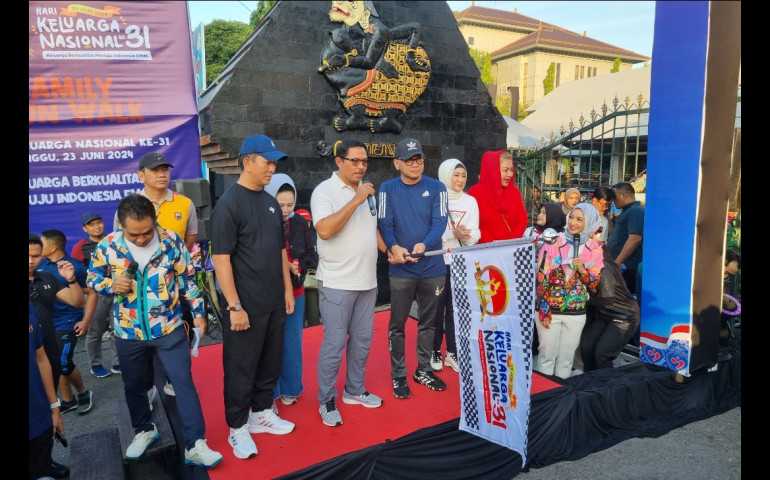 Kajati Jateng Ponco Hartanto dan Pj Gubernur Nana Sudjana Ikuti Fun Walk Harganas 2024
