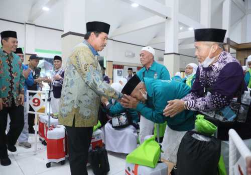 Pj Gubernur Jateng Nana Sudjana Sambut Kedatangan Jemaah Haji Kloter I Embarkasi Solo