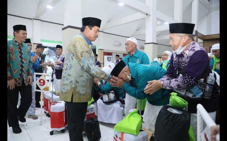Pj Gubernur Jateng Nana Sudjana Sambut Kedatangan Jemaah Haji Kloter I Embarkasi Solo