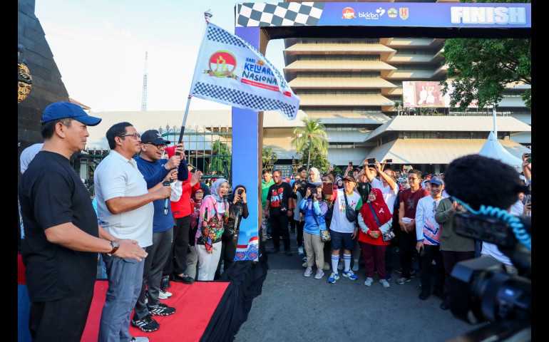 Ikuti Family Fun Walk, Nana Sudjana Harap Harganas Dapat Pacu Kasih Sayang Keluarga