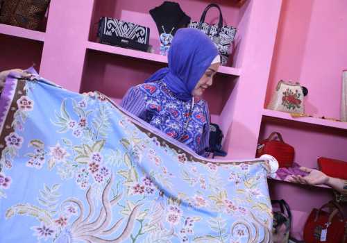 Hadiri Puncak Harganas ke-31, Shinta Nana Sudjana “Nglarisi” Produk UKM