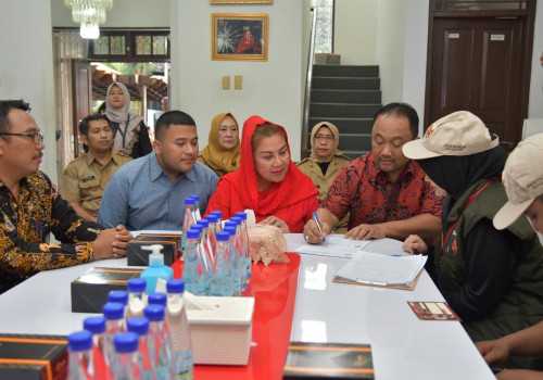 Didampingi Suami dan Anak, Walikota Semarang Ikuti Tahapan Coklit oleh Tim Pantarlih Pilkada Semarang 2024
