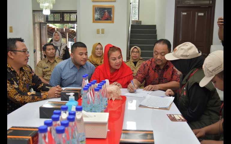 Didampingi Suami dan Anak, Walikota Semarang Ikuti Tahapan Coklit oleh Tim Pantarlih Pilkada Semarang 2024