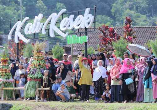 Tradisi Kirab Budaya Warnai Festival Desa Wisata 2024 di Kendal