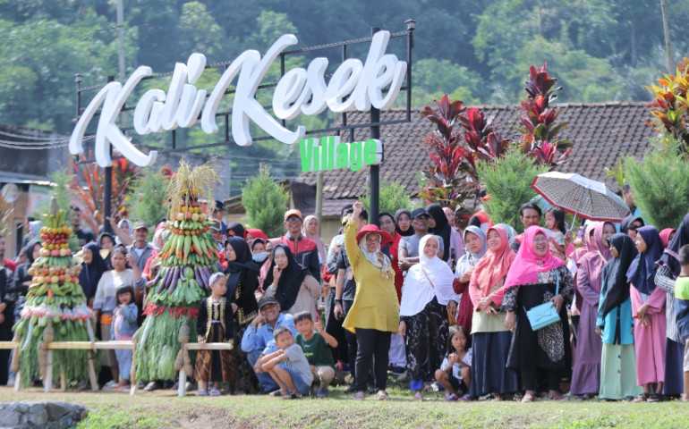 Tradisi Kirab Budaya Warnai Festival Desa Wisata 2024 di Kendal