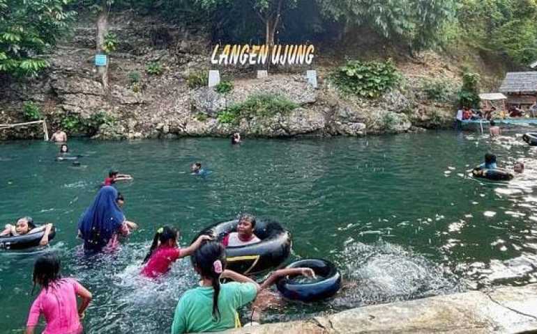 Sensasi Berenang di Kolam Alami Langen Ujung Kebumen, Air Jernih dan Lingkungan Asri