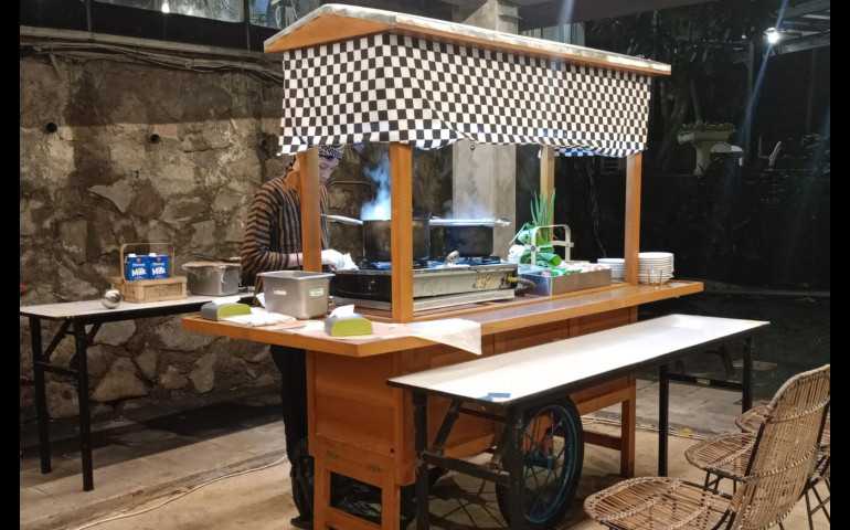 Menu Autentik dan Harga Terjangkau, Hotel Oaktree Emerald Semarang Kenalkan Waroenk Mie Pak Blangkon