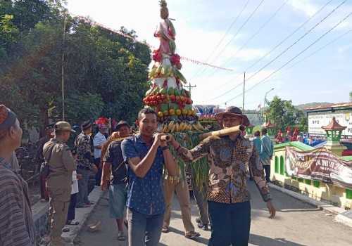 Desa Pekuncen Kendal Rayakan Sedekah Bumi dengan Perebutan Gunungan