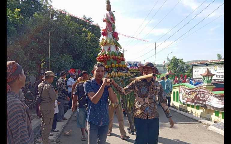 Desa Pekuncen Kendal Rayakan Sedekah Bumi dengan Perebutan Gunungan