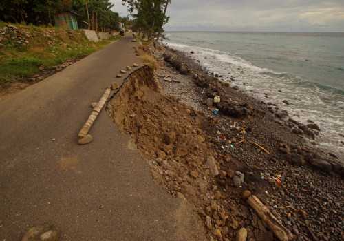 Bupati Edy: Ajak Warga Buat Tanggul Bambu, Cegah Meluasnya Abrasi Pantai