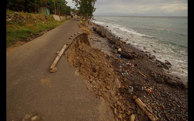 Bupati Edy: Ajak Warga Buat Tanggul Bambu, Cegah Meluasnya Abrasi Pantai